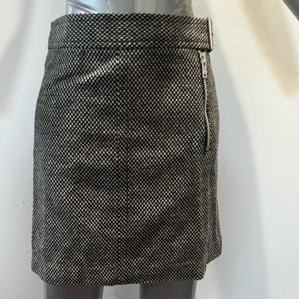 Tommy Hilfiger Skirt size 6